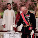 King Harald led the confirmand’s godparents and brothers in lighting candles. Photo: Lise Åserud / NTB scanpix